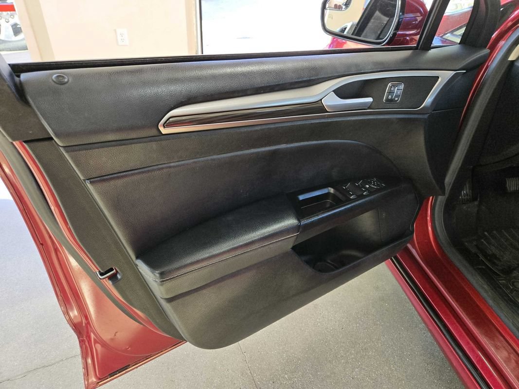 Used 2017 Ford Fusion SE w/ Fusion SE Technology Package FWD image 11