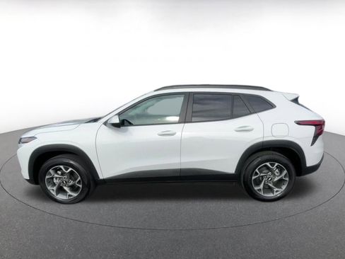Used 2025 Chevrolet Trax LT image 9