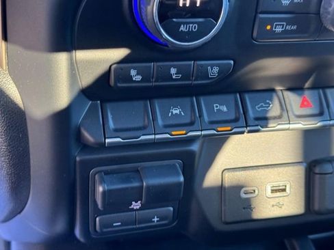 Used 2022 Chevrolet Silverado 1500 High Country w/ Technology Package image 22