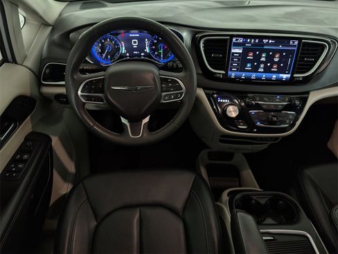 Used 2024 Chrysler Pacifica Touring-L image 10