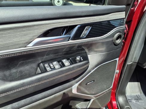 Used 2024 Jeep Wagoneer Series III AWD/4WD image 12