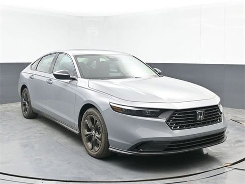 Used 2025 Honda Accord SE image 2