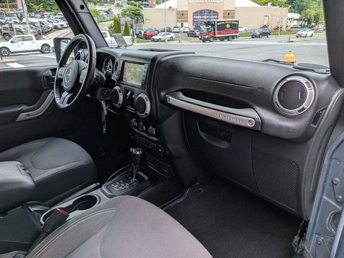 Used 2016 Jeep Wrangler Unlimited Sahara w/ Dual Top Group AWD/4WD image 21