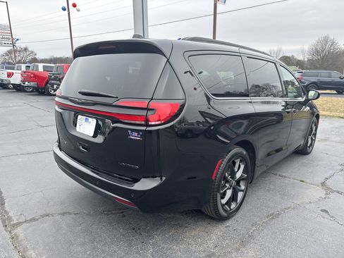 Used 2025 Chrysler Pacifica Limited image 5