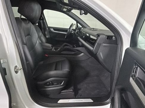 Used 2024 Porsche Cayenne AWD/4WD image 30