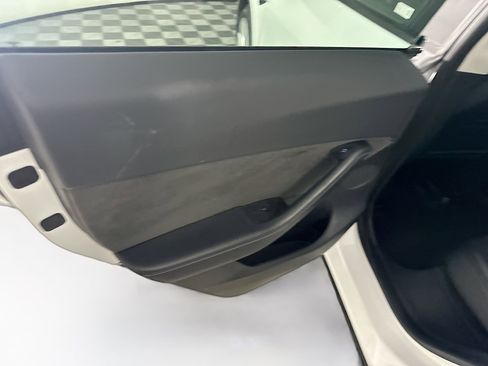 Used 2022 Tesla Model Y Long Range image 26