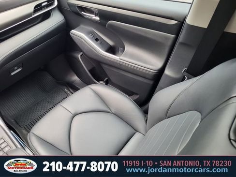 Used 2023 Toyota Highlander XLE FWD image 15