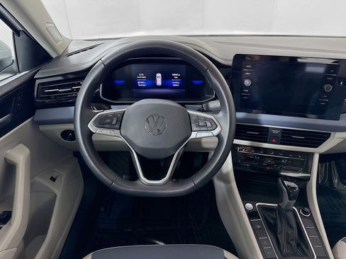 Certified 2025 Volkswagen Jetta SE w/ Sunroof Package image 21