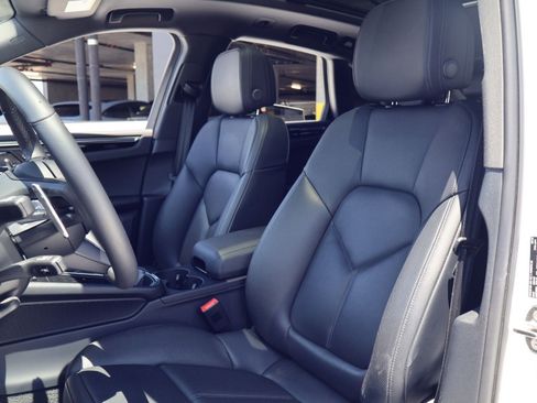 Certified 2025 Porsche Macan AWD/4WD image 5