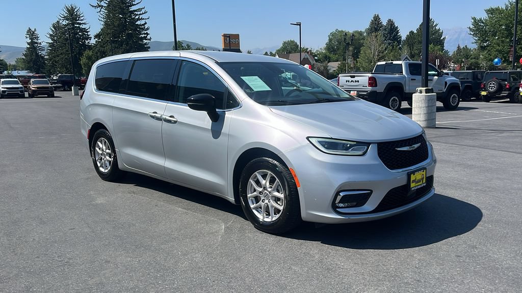 Used 2024 Chrysler Pacifica Touring-L FWD image 3