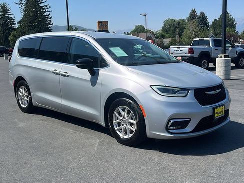 Used 2024 Chrysler Pacifica Touring-L FWD image 3