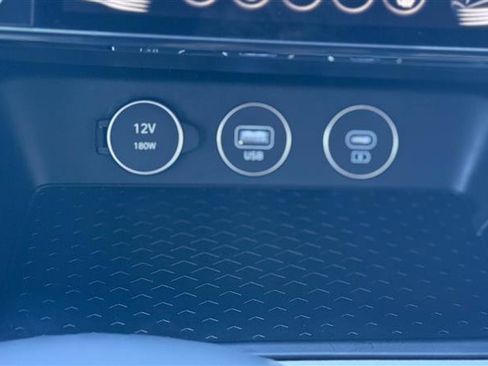 Used 2025 Genesis G70 2.5T image 22