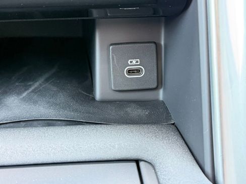 Used 2025 Land Rover Discovery S image 31