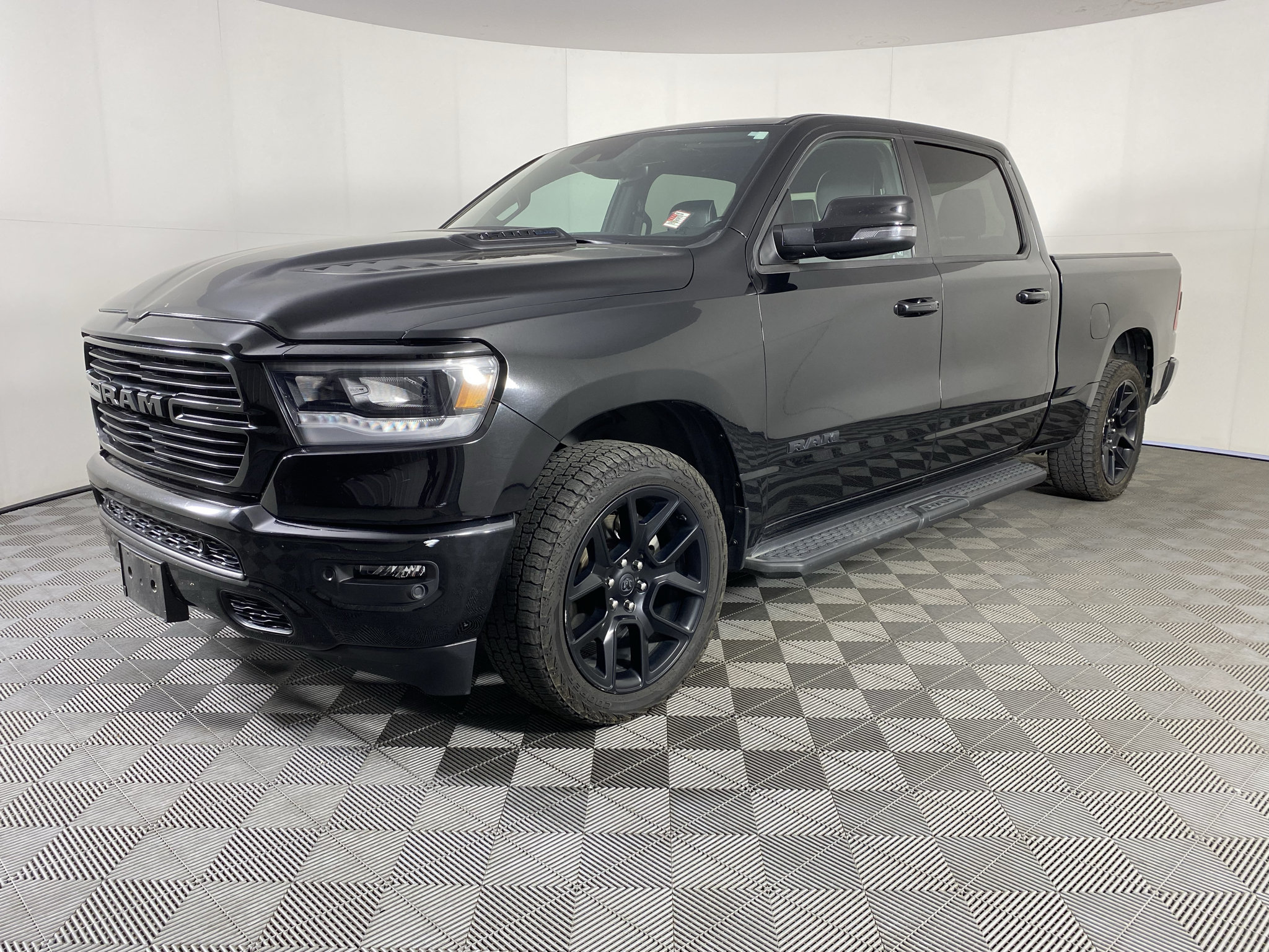 Used 2023 RAM 1500 Laramie AWD/4WD image 2