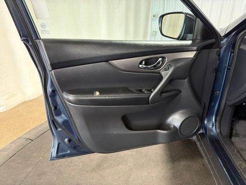 Used 2016 Nissan Rogue S w/ Appearance Package AWD/4WD image 4