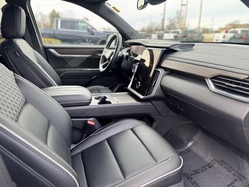 Used 2024 GMC Acadia Denali image 11