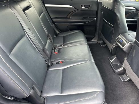 Used 2018 Toyota Highlander XLE AWD/4WD image 7