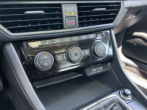 Used 2024 Volkswagen Jetta SE w/ Panoramic Sunroof Package FWD image 23