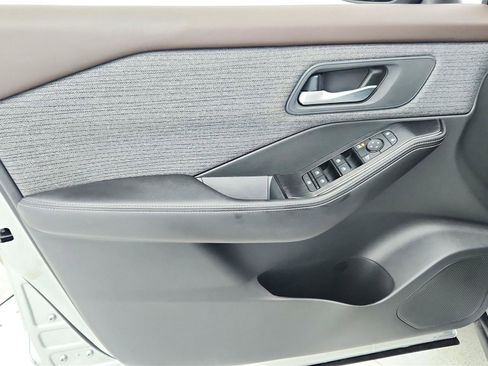 Used 2022 Nissan Rogue SV image 39