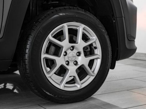 Used 2019 Jeep Renegade Latitude w/ Popular Equipment Group image 50