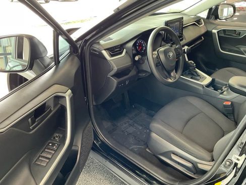 Used 2020 Toyota RAV4 LE FWD image 9