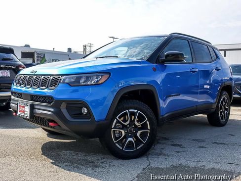 Used 2025 Jeep Compass Trailhawk AWD/4WD image 2