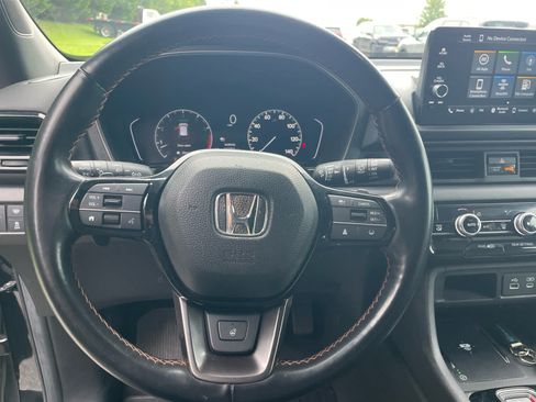 Used 2025 Honda Pilot TrailSport image 2