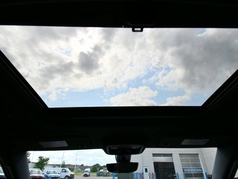 Used 2023 Chevrolet Traverse Premier AWD/4WD image 17