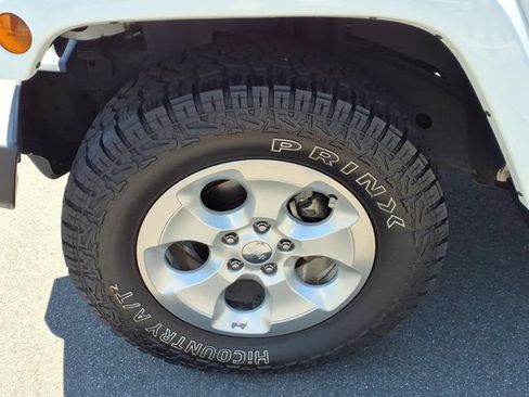 Used 2015 Jeep Wrangler Unlimited Sahara w/ Dual Top Group AWD/4WD image 9