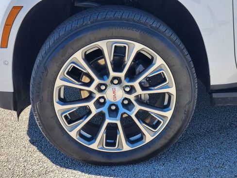 Used 2025 GMC Yukon XL Denali w/ Sun & Power Step Package image 8