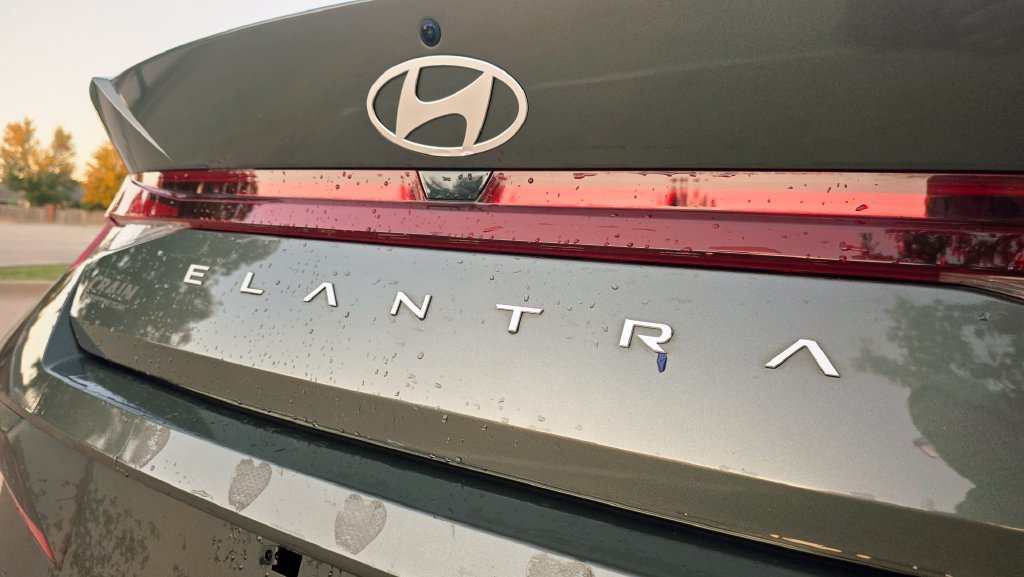 Certified 2025 Hyundai Elantra SE FWD image 18