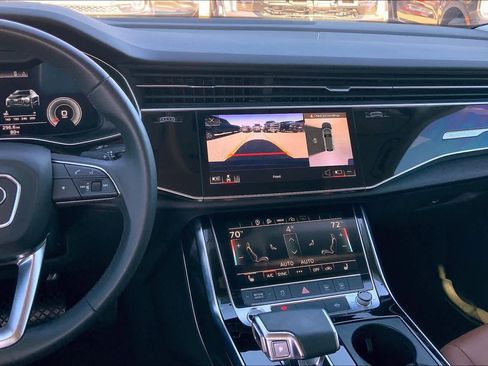 Used 2022 Audi Q8 Premium image 6