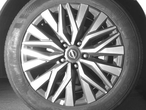 Used 2025 Nissan Altima 2.5 SV FWD image 13