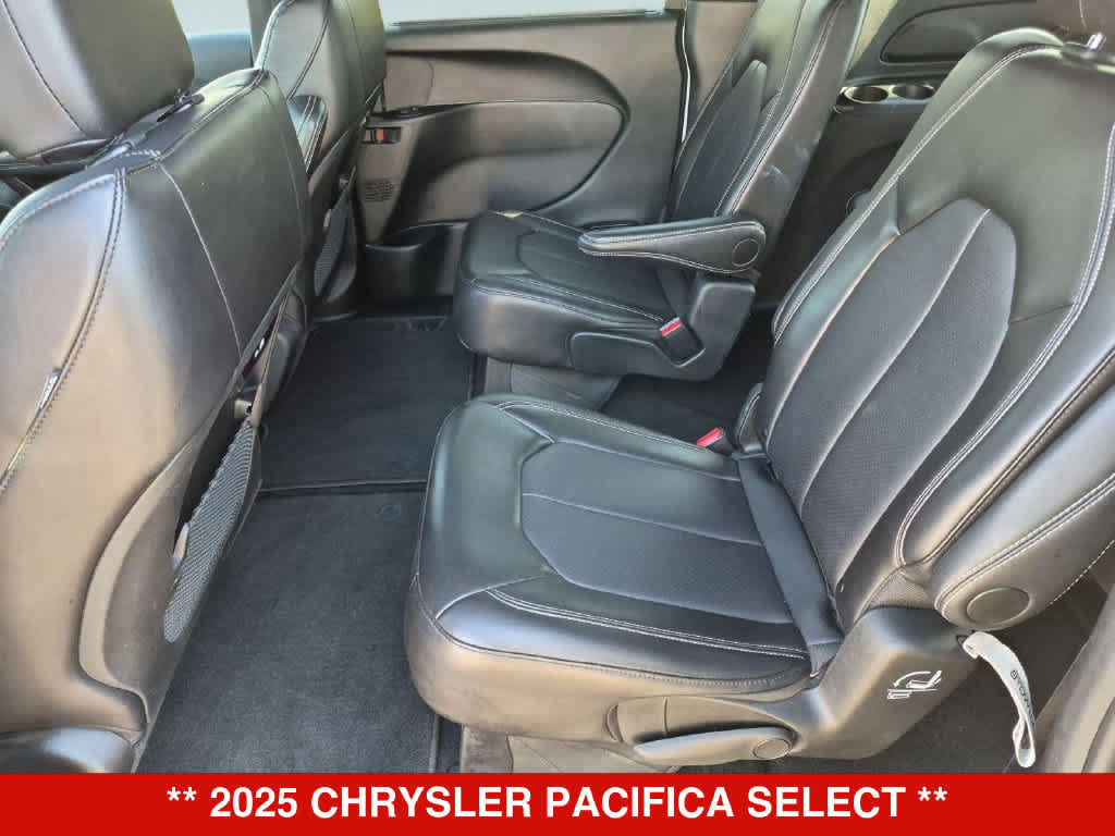 Used 2025 Chrysler Pacifica Select FWD image 16