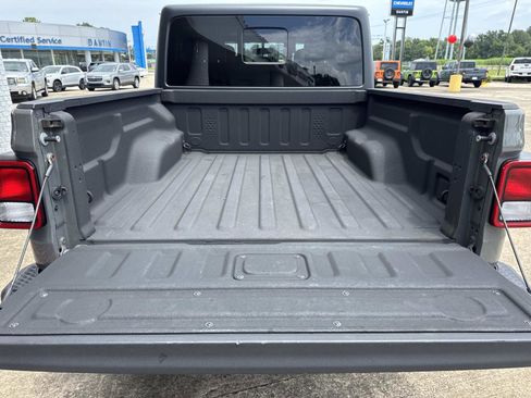 Used 2020 Jeep Gladiator Overland w/ Trailer Tow Package image 8