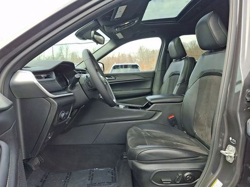 Used 2023 Jeep Grand Cherokee Altitude AWD/4WD image 14