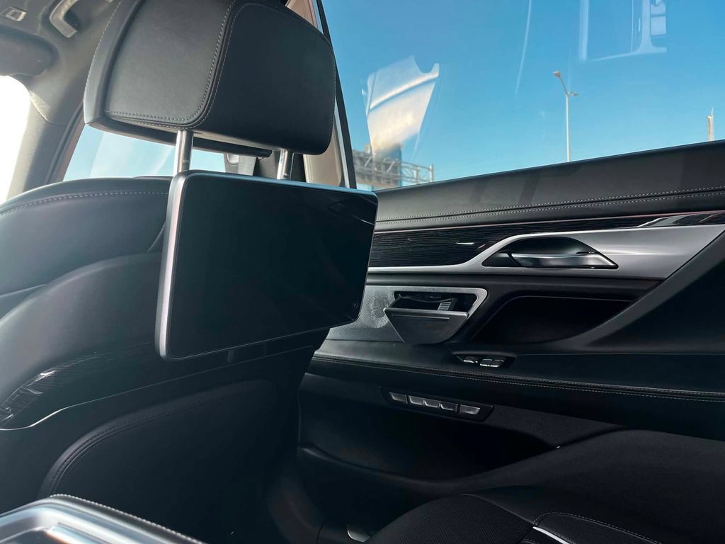 Used 2018 BMW 750i xDrive AWD/4WD image 17