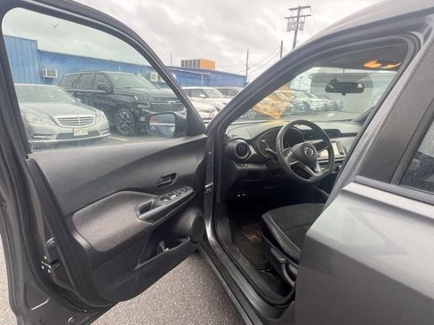 Used 2018 Nissan Kicks S image 16