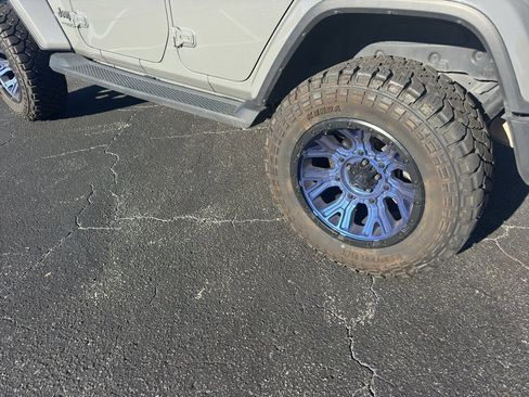 Used 2020 Jeep Wrangler Unlimited Sahara image 9