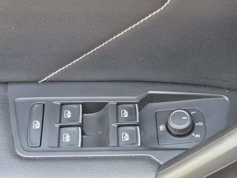 Used 2022 Volkswagen Tiguan SE image 25