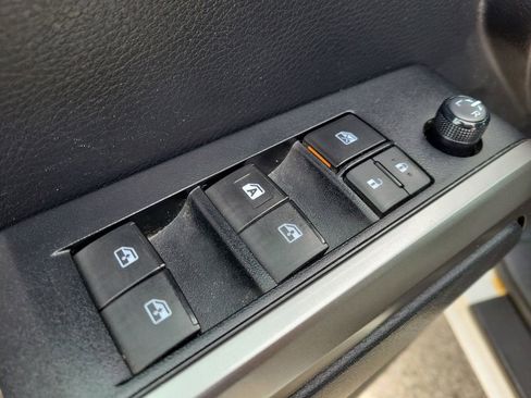 Used 2019 Toyota Tacoma SR5 AWD/4WD image 17