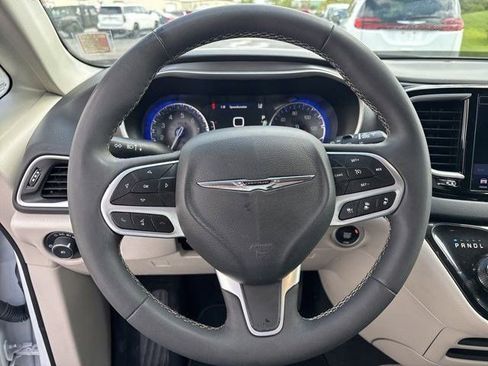 Used 2023 Chrysler Pacifica Touring-L FWD image 16