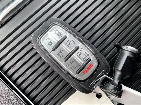 Used 2025 Chrysler Pacifica Limited FWD image 9