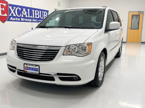 Used 2016 Chrysler Town & Country Touring FWD image 7