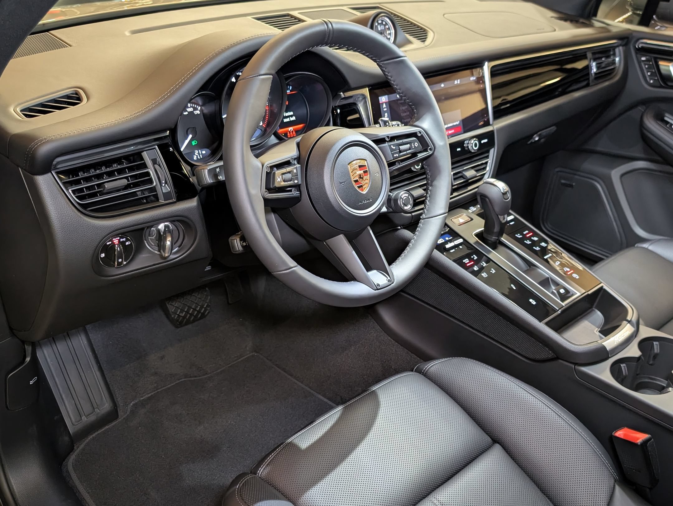 Used 2026 Porsche Macan Turbo AWD/4WD image 4