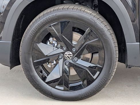 New 2026 Volkswagen Taos SE image 9