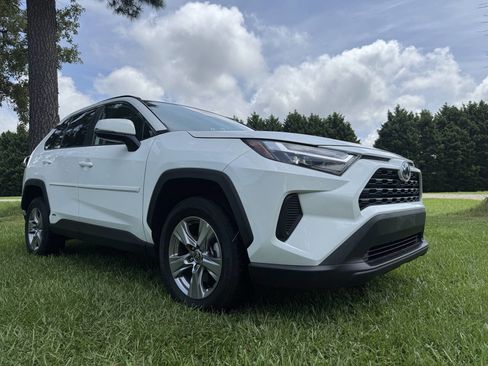 Used 2022 Toyota RAV4 XLE image 7