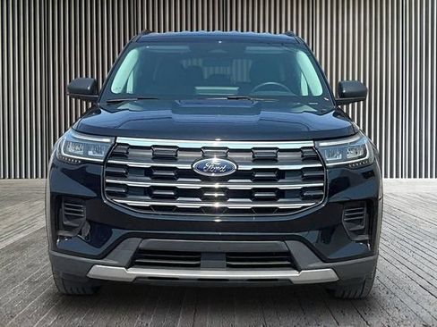 Used 2025 Ford Explorer Active AWD/4WD image 3