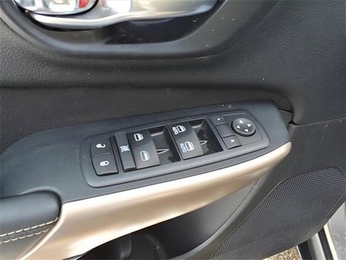 Used 2017 Jeep Cherokee Latitude w/ Cold Weather Group image 12