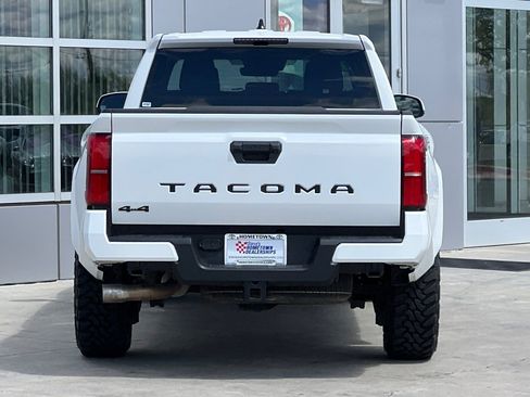 Used 2025 Toyota Tacoma TRD Sport AWD/4WD image 5